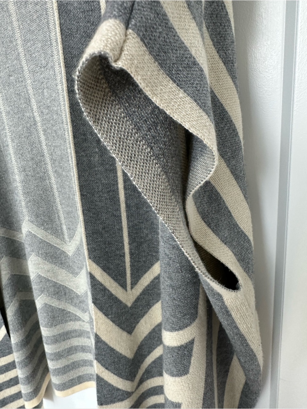 La Fée Verte Gray & Cream Geometric Open Front Knit Poncho Cardigan Size L - Picture 5 of 5